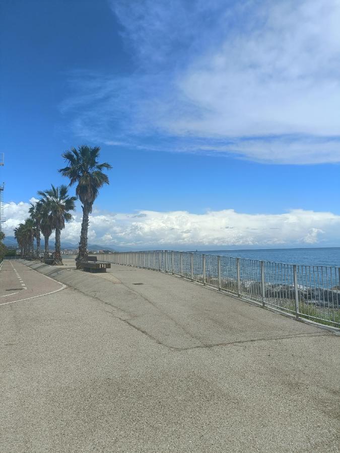 Casa Vacanze Via Nizza 57 Zinola-Wifi Savona Zewnętrze zdjęcie